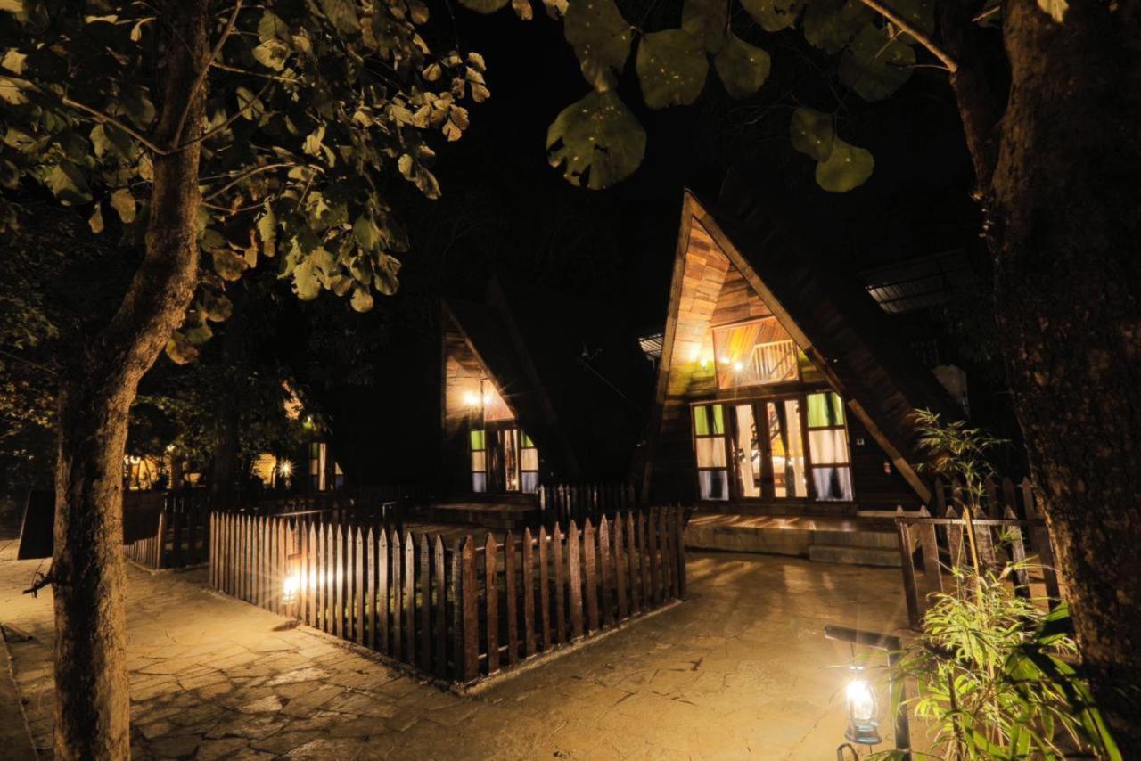 Отель Sterling Padam Pench Khawasa Экстерьер фото