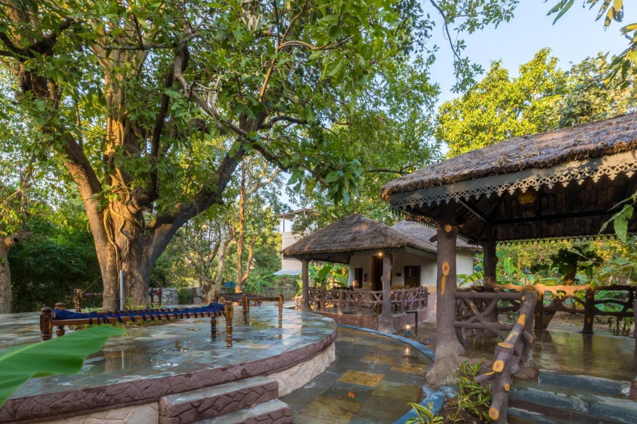 Отель Sterling Padam Pench Khawasa Экстерьер фото